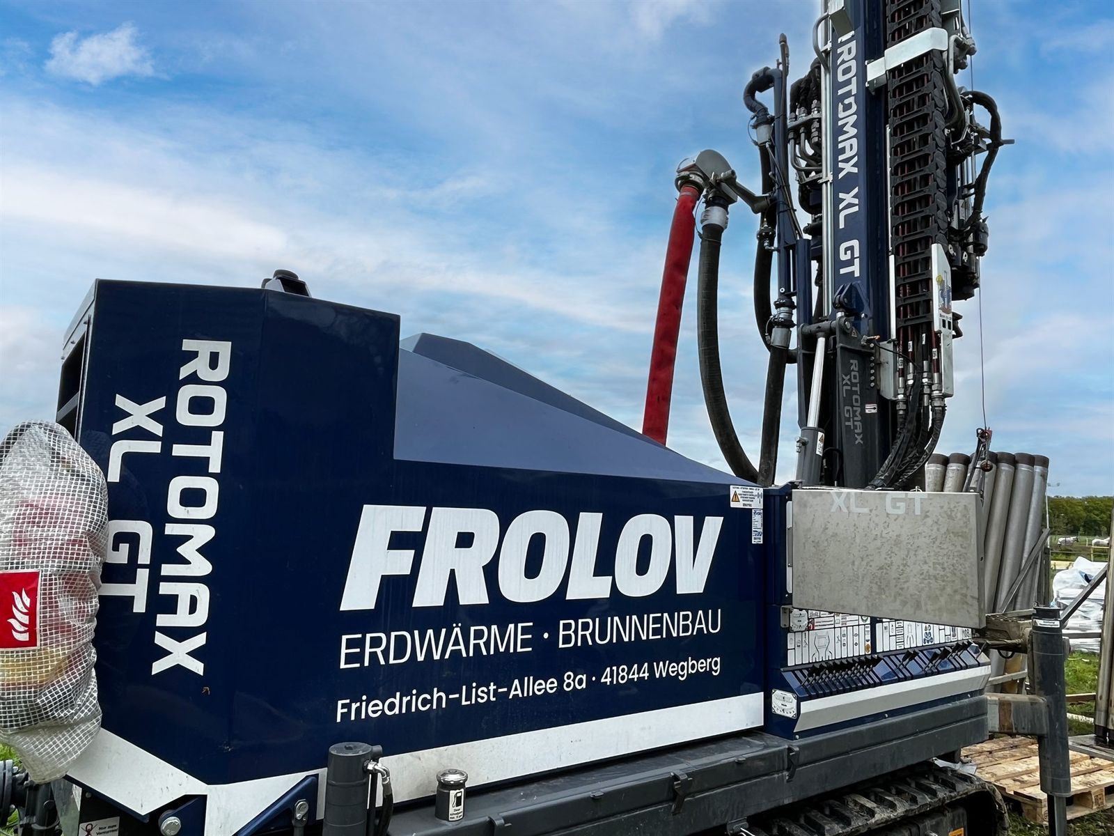 Bohranlage ROTOMAX XL GT der Frolov GmbH mit FROLOV-Logo im Einsatz