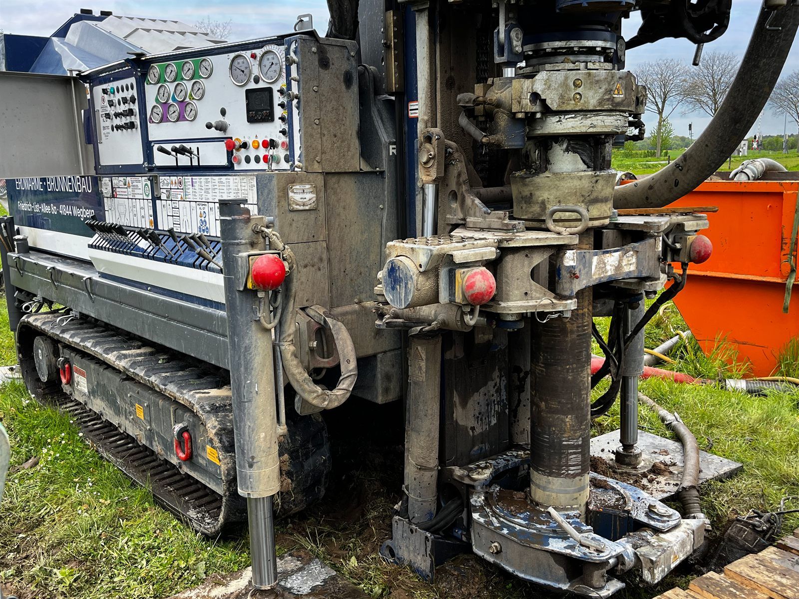 Bohrkopf und Steuerpult der Doppelkopfbohranlage der Frolov GmbH