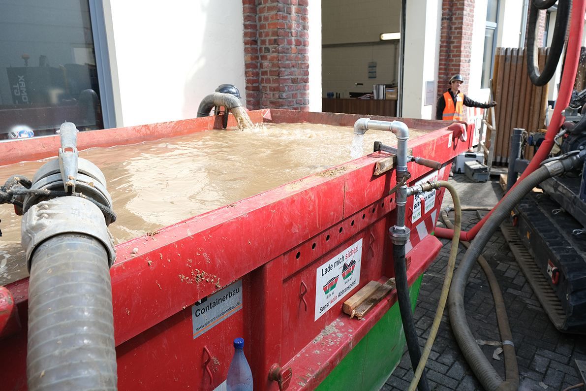 Erdwärmesondenrohre und Material auf der Baustelle